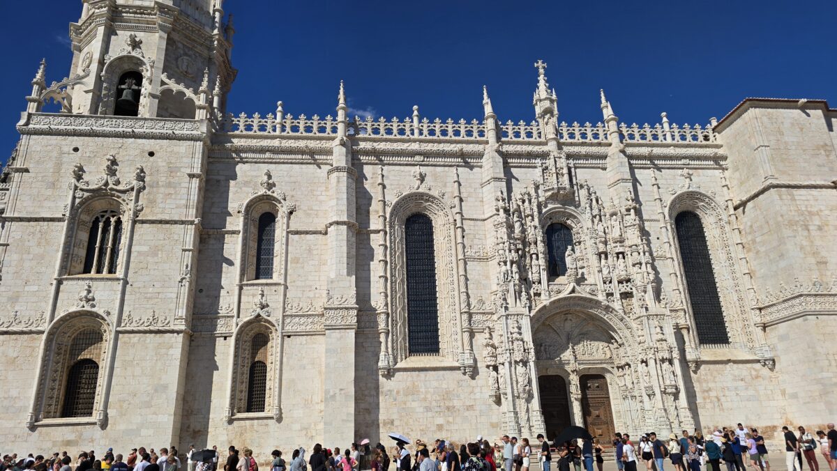 Warten vor dem Kloster...