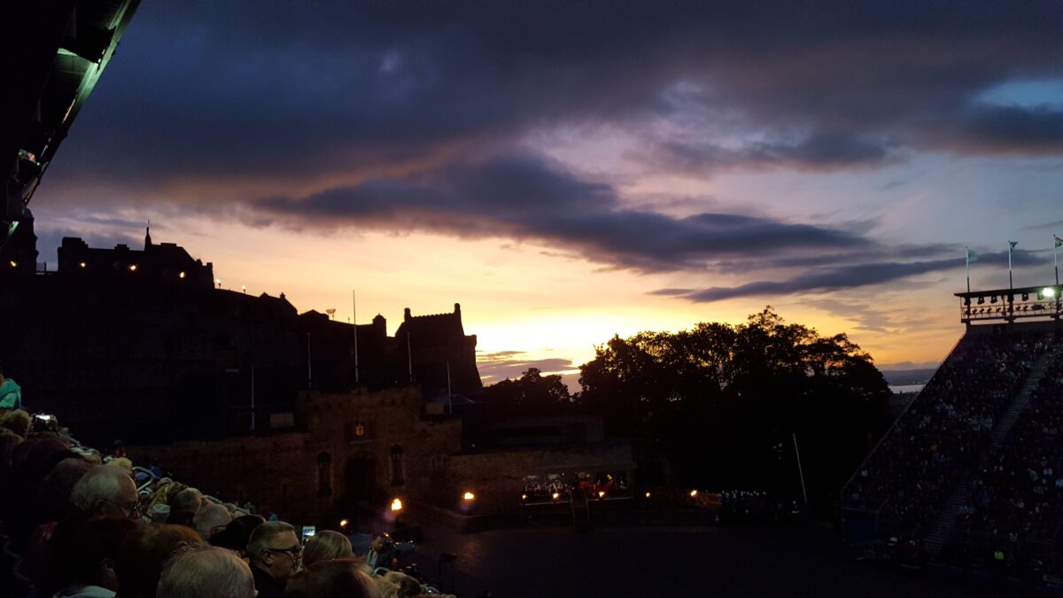 Beginn mit Sonnenuntergang