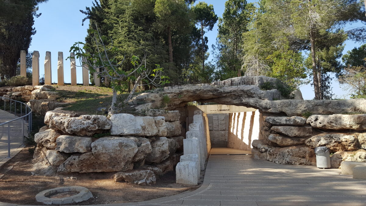 Stelen für gewaltsam beendete Leben