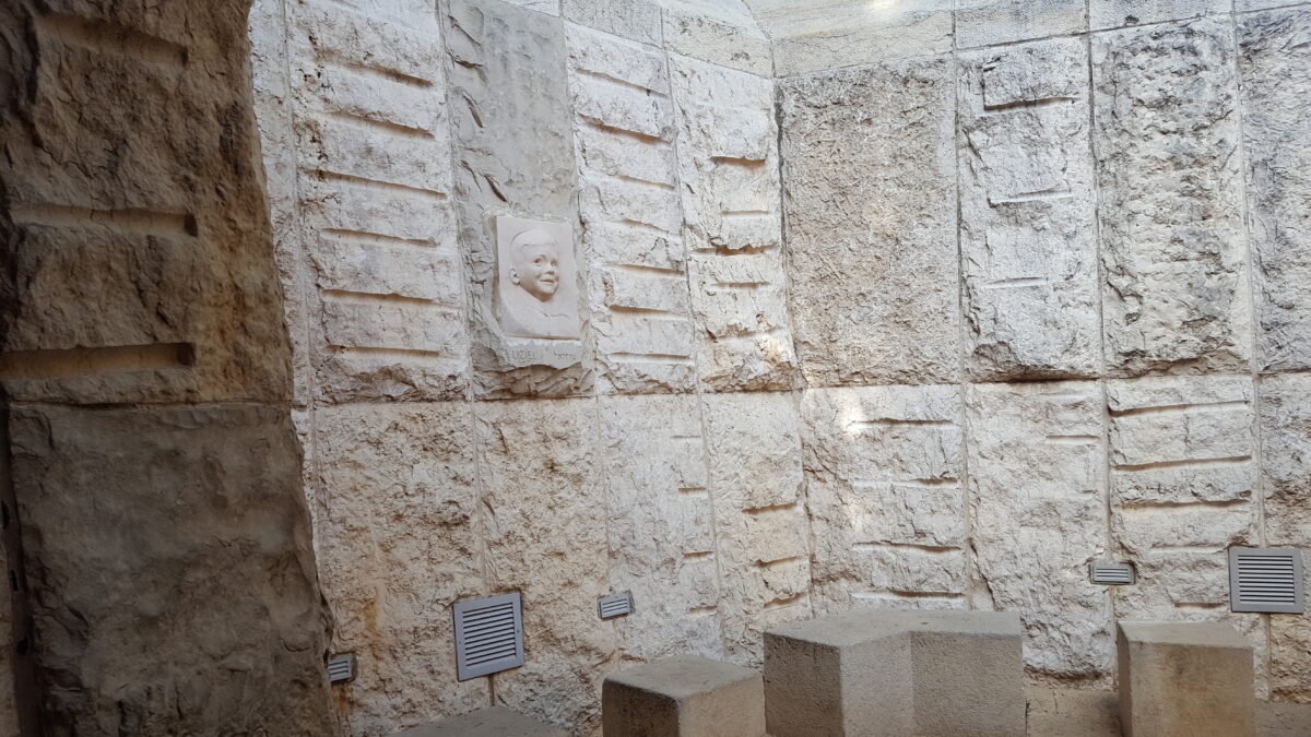 Halle für die ermordeten Kinder