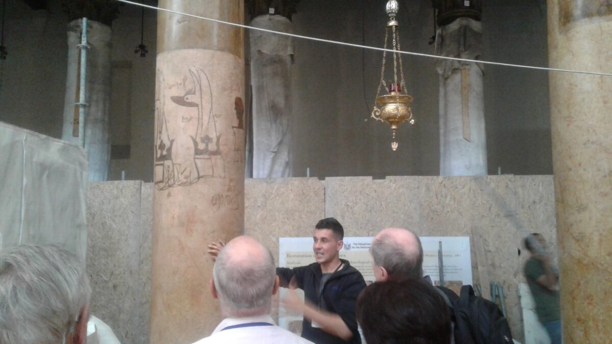 Säulen erstrahlen nach der Restaurierung