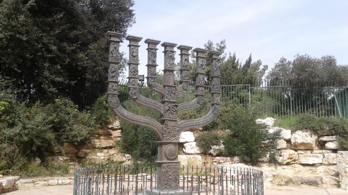 Menora vor der Knesset