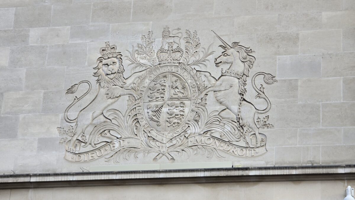 Wappen über der Oper