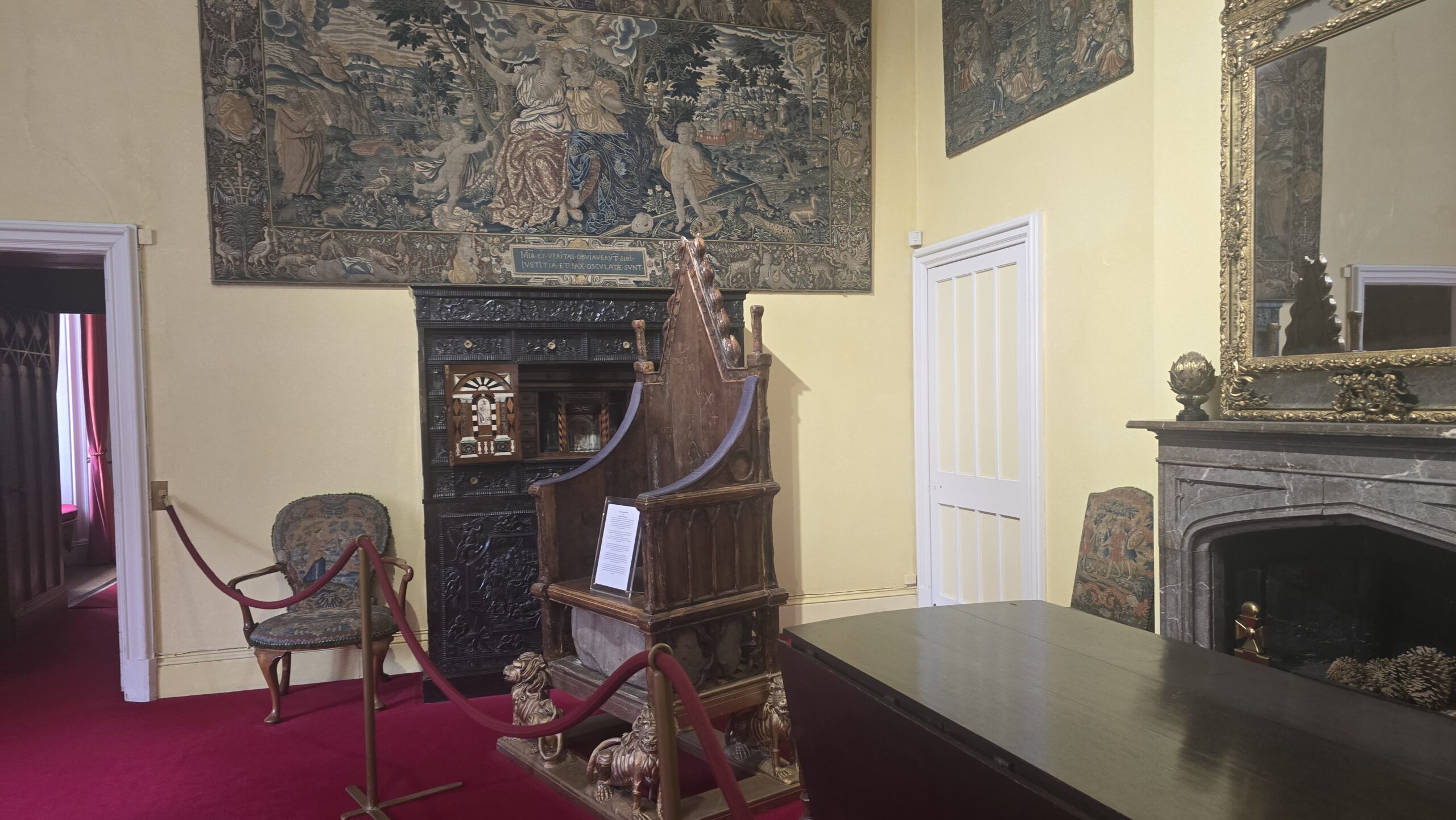 Kopie des Krönungsstuhls der Westminster Abbey