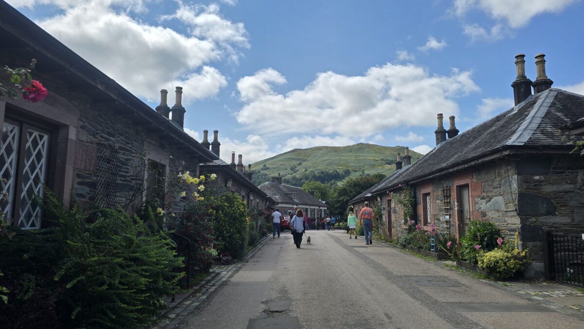 Luss mit den Luss Hills