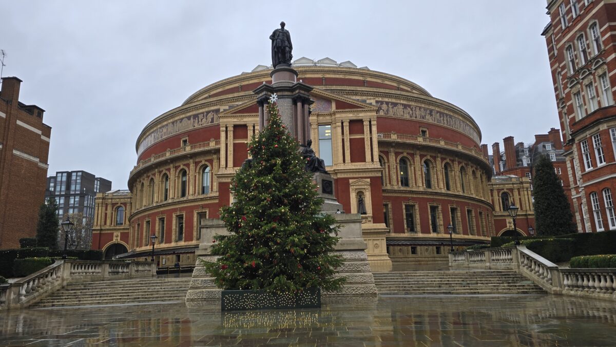 Royal Albert Hall mit Denkmal Prince Albert