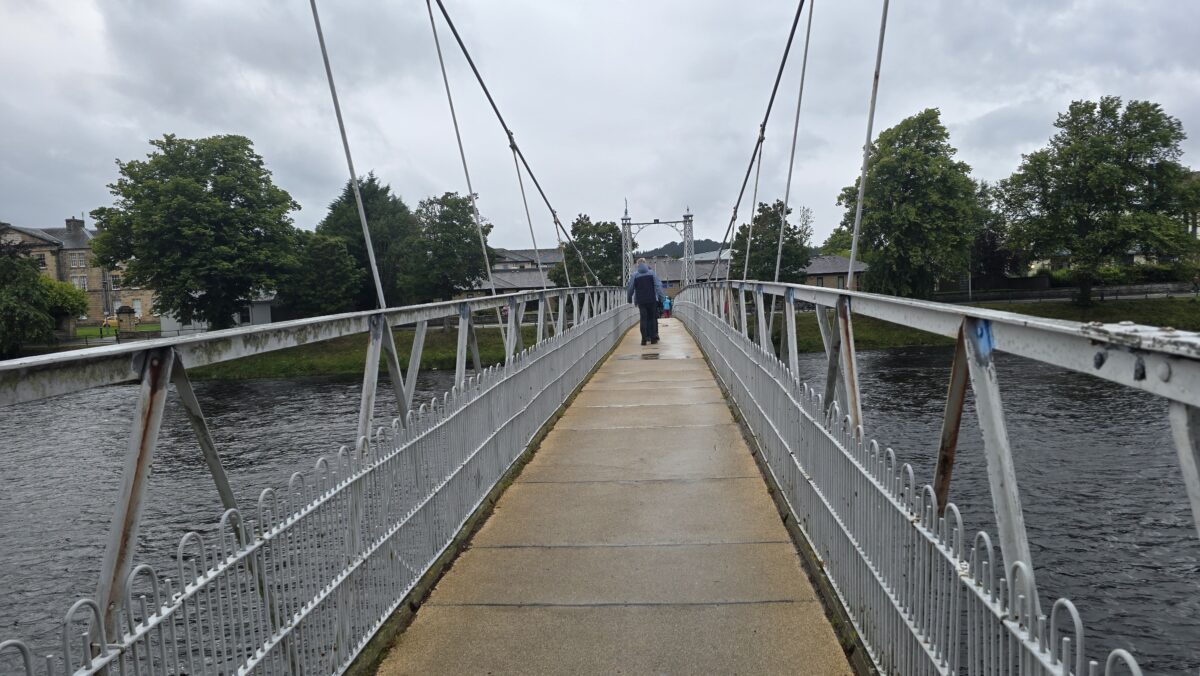 Spaziergang über die Hängebrücke