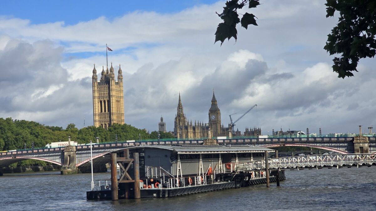 Blick zu den Houses of Parliaments